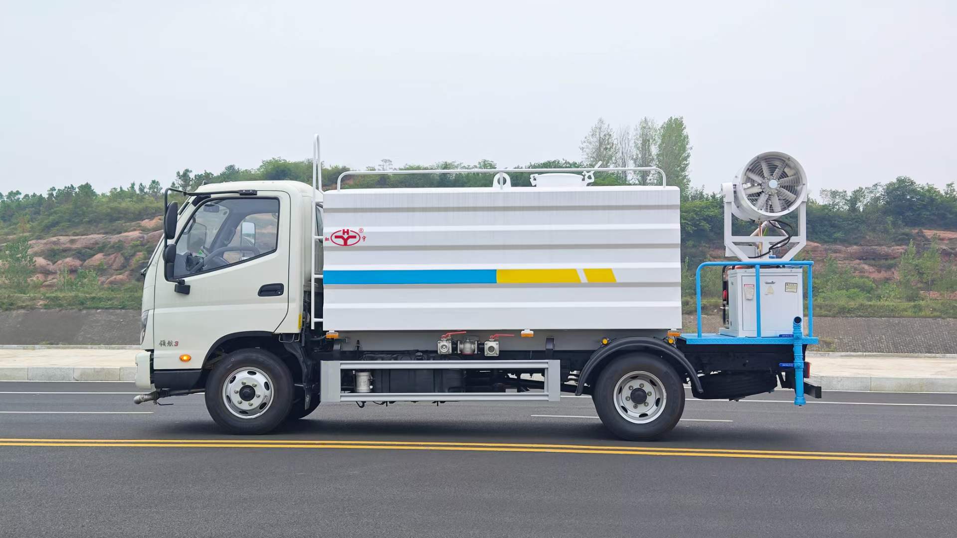 福田國(guó)六藍(lán)(lán)牌多功能抑塵車(chē)